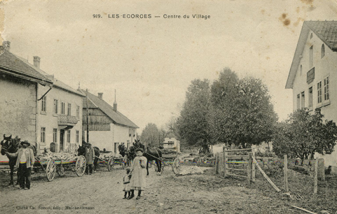 919. Les Ecorces - Centre du Village [façade antérieure, de trois quarts droite], 1er quart 20e siècle. © Région Bourgogne-Franche-Comté, Inventaire du patrimoine