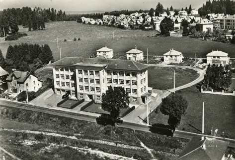 En avion au-dessus de... 6. Charquemont (Doubs). La rue de Besançon et au fond les cités, années 1960 ? © Région Bourgogne-Franche-Comté, Inventaire du patrimoine