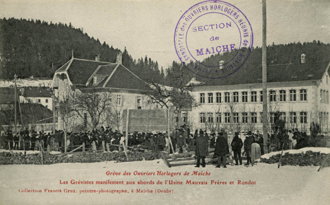 Grève des ouvriers horlogers de Maîche. Les grévistes manifestent aux abords de l'usine Mauvais Frères et Rondot, 1906. © Région Bourgogne-Franche-Comté, Inventaire du patrimoine Grève des ouvriers horlogers de Maîche. Les grévistes manifestent aux abords de l'usine Mauvais Frères et Rondot, 1906. © Région Bourgogne-Franche-Comté, Inventaire du patrimoine