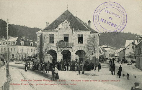 Grève des ouvriers horlogers de Maîche - Grévistes réunis devant la maison commune, 1906. © Région Bourgogne-Franche-Comté, Inventaire du patrimoine