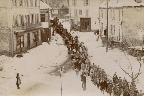 [Grève des ouvriers horlogers de Maîche. Défilé des ouvriers et de leur famille se dirigeant vers la mairie], 1906. © Région Bourgogne-Franche-Comté, Inventaire du patrimoine