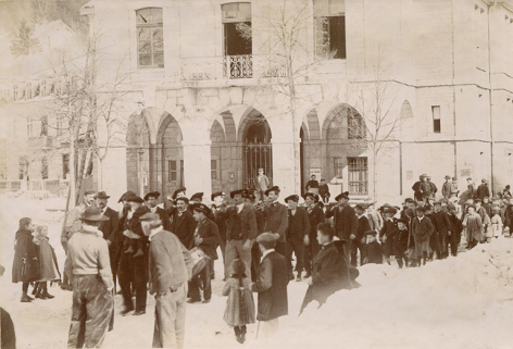 [Grève des ouvriers horlogers de Maîche. Fanfare et grévistes devant la mairie], 1906. © Région Bourgogne-Franche-Comté, Inventaire du patrimoine