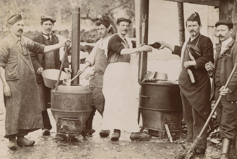 [Grève des ouvriers horlogers de Maîche. La cuisine populaire, sur deux chaudières à marmite], 1906. © Région Bourgogne-Franche-Comté, Inventaire du patrimoine