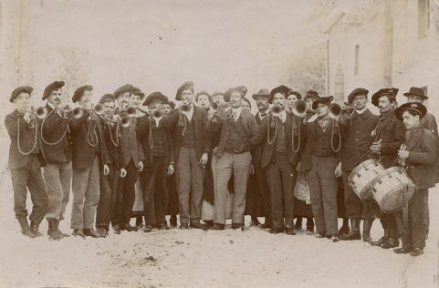 [Grève des ouvriers horlogers de Maîche. Fanfare et grévistes près de l'église], 1906. © Région Bourgogne-Franche-Comté, Inventaire du patrimoine