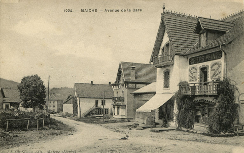 1224. - Maîche - Avenue de la Gare [depuis le carrefour des rues de Goule et du Mont], 1er quart 20e siècle (entre 1911 et 1921). Maison Grux puis atelier d'horlogerie d'Amédée Mairot à droite, maison de l'architecte Langlois puis de l'horloger Paul… © Région Bourgogne-Franche-Comté, Inventaire du patrimoine
