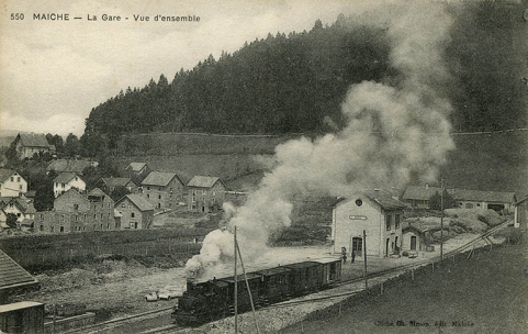 550 Maîche - La gare - Vue d'ensemble, 1907. L'usine est en cours de construction, à gauche. © Région Bourgogne-Franche-Comté, Inventaire du patrimoine