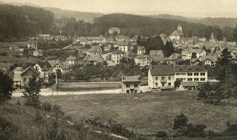 38 Maîche. Vue générale vers la gare et la ville, décennies 1920-1930. © Région Bourgogne-Franche-Comté, Inventaire du patrimoine 38 Maîche. Vue générale vers la gare et la ville, décennies 1920-1930. © Région Bourgogne-Franche-Comté, Inventaire du patrimoine