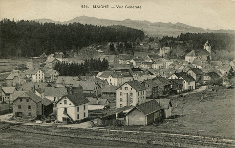 924. Maîche - Vue générale [à l'angle des rues de Goule et du Mont], vers 1911. Le bâtiment est visible à gauche. © Région Bourgogne-Franche-Comté, Inventaire du patrimoine