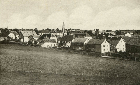 17 Charquemont - Vue générale [le quartier de l'église et le bas du village vus du sud], milieu 20e siècle. Arrière du bâtiment. © Région Bourgogne-Franche-Comté, Inventaire du patrimoine