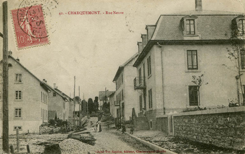 42. - Charquemont. - Rue Neuve [depuis le carrefour avec la rue Pasteur], décennie 1900 (avant 1908). © Région Bourgogne-Franche-Comté, Inventaire du patrimoine