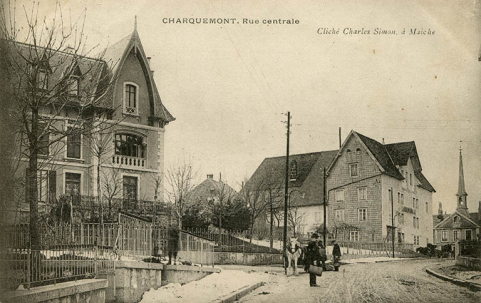 Charquemont. Rue centrale [la Grande Rue au niveau du "Château" et du Lion d'Or], 4e quart 19e siècle (avant 1902). © Région Bourgogne-Franche-Comté, Inventaire du patrimoine