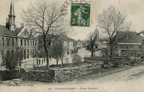 519. Charquemont - Place centrale, limite 19e siècle 20e siècle (avant 1908 ?). © Région Bourgogne-Franche-Comté, Inventaire du patrimoine 519. Charquemont - Place centrale, limite 19e siècle 20e siècle (avant 1908 ?). © Région Bourgogne-Franche-Comté, Inventaire du patrimoine