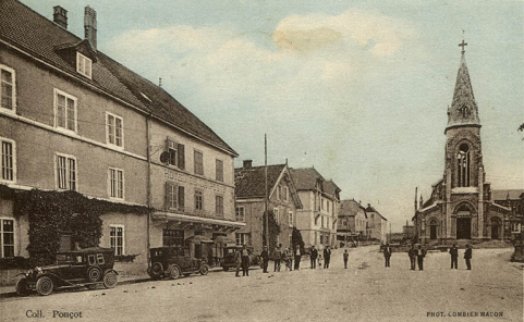 Charquemont (Doubs) - L'église et l'hôtel de la Poste, milieu 20e siècle. © Région Bourgogne-Franche-Comté, Inventaire du patrimoine