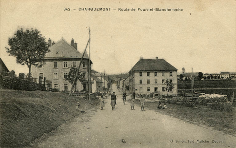 342. - Charquemont - Route de Fournet-Blancheroche [le bas du village depuis la statue de la Vierge], 1er quart 20e siècle. © Région Bourgogne-Franche-Comté, Inventaire du patrimoine