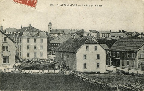523. Charquemont - Le bas du village [le quartier de l'église et le bas du village vus du sud], 1er quart 20e siècle (avant 1909). Le bâtiment est visible à droite. © Région Bourgogne-Franche-Comté, Inventaire du patrimoine