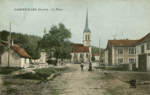 Damprichard (Doubs) - La place, entre 1904 et 1906. L'extrémité de l'usine Péquignot-Mougin est visible à droite. © Région Bourgogne-Franche-Comté, Inventaire du patrimoine Damprichard (Doubs) - La place, entre 1904 et 1906. L'extrémité de l'usine Péquignot-Mougin est visible à droite. © Région Bourgogne-Franche-Comté, Inventaire du patrimoine
