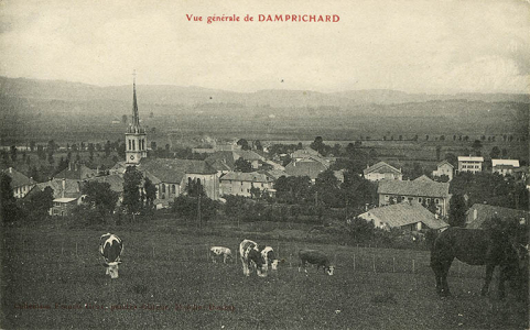Vue générale de Damprichard [depuis le sud-est], limite 19e siècle 20e siècle (entre 1895 et 1901 ?). L'usine Bourgeois est visible à droite. © Région Bourgogne-Franche-Comté, Inventaire du patrimoine