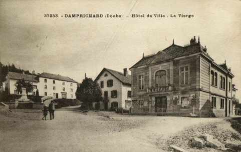 37233 - Damprichard (Doubs) - Hôtel de Ville - La Vierge [et l'usine Burdet], 1ère moitié 20e siècle (entre 1912 et 1935). © Région Bourgogne-Franche-Comté, Inventaire du patrimoine
