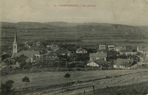 33. - Damprichard. - Vue générale [depuis le sud-est], limite 19e siècle 20e siècle (entre 1895 et 1901 ?). L'usine Bourgeois est visible à droite. © Région Bourgogne-Franche-Comté, Inventaire du patrimoine