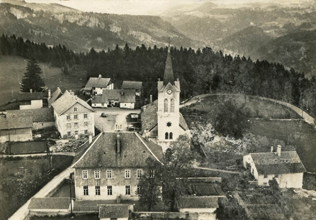 En avion au-dessus de... 1. Fournet-Blancheroche (Doubs). L'église, années 1950 (avant 1961). © Région Bourgogne-Franche-Comté, Inventaire du patrimoine