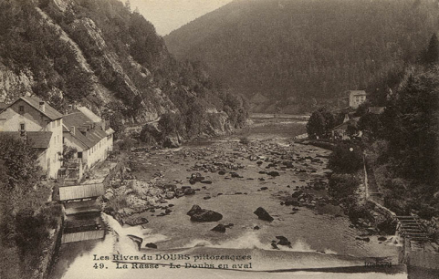 Les rives du Doubs pittoresques. 49. La Rasse - Le Doubs en aval [l'usine vue de la rive gauche en amont], 1er quart 20e siècle. © Région Bourgogne-Franche-Comté, Inventaire du patrimoine