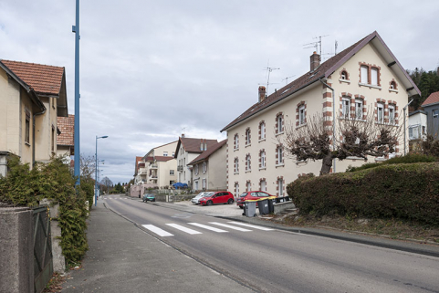La rue de Saint-Hippolyte, au niveau des n° 15 (à gauche) et 18 (à droite). © Région Bourgogne-Franche-Comté, Inventaire du patrimoine