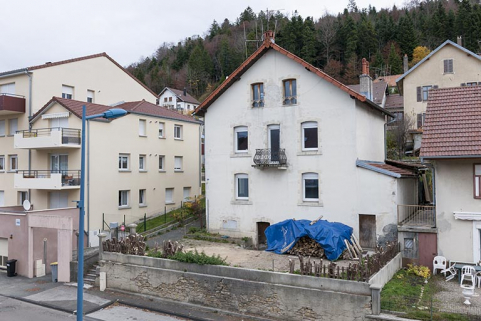 Logement : façade antérieure, de trois quarts droite. © Région Bourgogne-Franche-Comté, Inventaire du patrimoine Logement : façade antérieure, de trois quarts droite. © Région Bourgogne-Franche-Comté, Inventaire du patrimoine