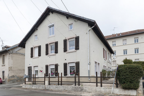 Maison : façades antérieure et latérale droite. © Région Bourgogne-Franche-Comté, Inventaire du patrimoine Maison : façades antérieure et latérale droite. © Région Bourgogne-Franche-Comté, Inventaire du patrimoine