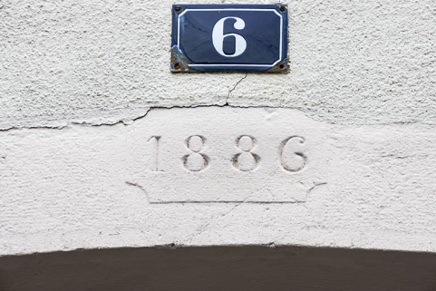 Maison : date 1886 surmontant l'entrée. © Région Bourgogne-Franche-Comté, Inventaire du patrimoine Maison : date 1886 surmontant l'entrée. © Région Bourgogne-Franche-Comté, Inventaire du patrimoine