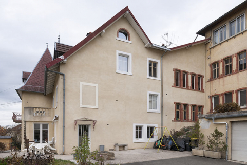 Façade est du logement patronal, depuis la rue du Mont à l'est. © Région Bourgogne-Franche-Comté, Inventaire du patrimoine Façade est du logement patronal, depuis la rue du Mont à l'est. © Région Bourgogne-Franche-Comté, Inventaire du patrimoine