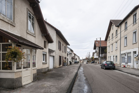 La rue du Mont. A gauche atelier Pillot puis Corneille (au n° 28, au premier plan) et fabrique de verres de montre Billod-Morel Frères (au n° 26), à droite atelier Poupeney puis Receveur (aux n° 27 et 29). © Région Bourgogne-Franche-Comté, Inventaire du patrimoine
