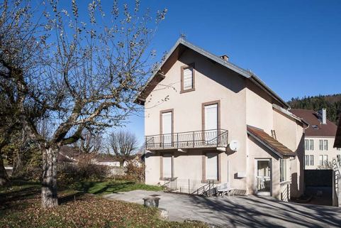 Façade antérieure, de trois quarts droite. © Région Bourgogne-Franche-Comté, Inventaire du patrimoine Façade antérieure, de trois quarts droite. © Région Bourgogne-Franche-Comté, Inventaire du patrimoine