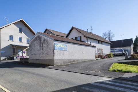Vue d'ensemble, depuis le nord-ouest : garages, ancien atelier de réparation et ancienne écurie. © Région Bourgogne-Franche-Comté, Inventaire du patrimoine