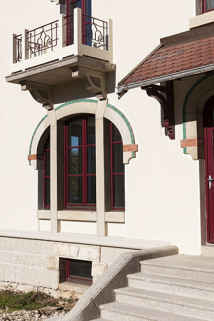 Maison, façade antérieure : baies et balcon à gauche de l'entrée. © Région Bourgogne-Franche-Comté, Inventaire du patrimoine