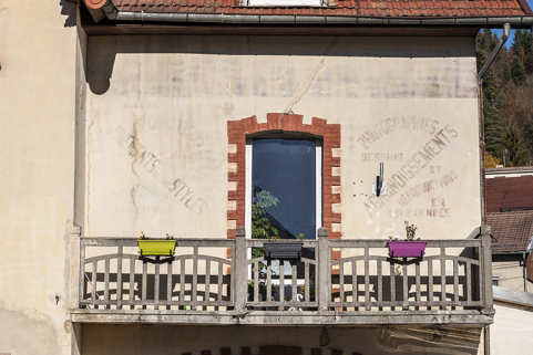 Façade antérieure : enseigne peinte. © Région Bourgogne-Franche-Comté, Inventaire du patrimoine