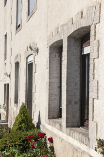 Atelier : fenêtre horlogère de la façade antérieure, vue en enfilade. © Région Bourgogne-Franche-Comté, Inventaire du patrimoine Atelier : fenêtre horlogère de la façade antérieure, vue en enfilade. © Région Bourgogne-Franche-Comté, Inventaire du patrimoine