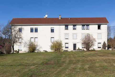 Ferme (à gauche) et atelier (à droite). © Région Bourgogne-Franche-Comté, Inventaire du patrimoine Ferme (à gauche) et atelier (à droite). © Région Bourgogne-Franche-Comté, Inventaire du patrimoine