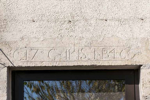 Ferme : linteau avec chrisme, initiales et date 1746. © Région Bourgogne-Franche-Comté, Inventaire du patrimoine Ferme : linteau avec chrisme, initiales et date 1746. © Région Bourgogne-Franche-Comté, Inventaire du patrimoine