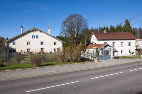 Vue d'ensemble, depuis la rue des Combes à l'est : ferme à gauche (au n° 8), atelier de fabrication à droite (au n° 6). © Région Bourgogne-Franche-Comté, Inventaire du patrimoine