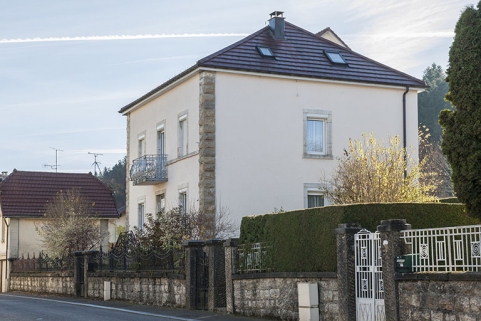 Maison au n° 16 : façades antérieure et latérale droite. © Région Bourgogne-Franche-Comté, Inventaire du patrimoine