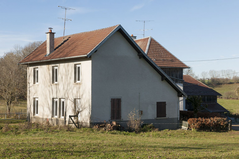 Atelier : façades sud et est. L'ancienne fenêtre multiple est visible au rez-de-chaussée. © Région Bourgogne-Franche-Comté, Inventaire du patrimoine