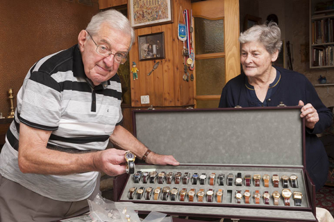 Michel Simonin et sa femme, avec un plateau de montres sorti de la grande marmotte. © Région Bourgogne-Franche-Comté, Inventaire du patrimoine