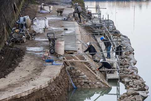 Réfection du perré du chemin de halage en aval du moulin Saint-Paul : ouvriers refaisant le parement. © Région Bourgogne-Franche-Comté, Inventaire du patrimoine Réfection du perré du chemin de halage en aval du moulin Saint-Paul : ouvriers refaisant le parement. © Région Bourgogne-Franche-Comté, Inventaire du patrimoine