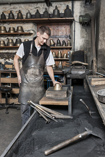 Moulage. Positionnement du modèle (donne l'empreinte extérieure). © Région Bourgogne-Franche-Comté, Inventaire du patrimoine
