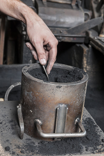 Moulage. Tassage à la spatule. © Région Bourgogne-Franche-Comté, Inventaire du patrimoine