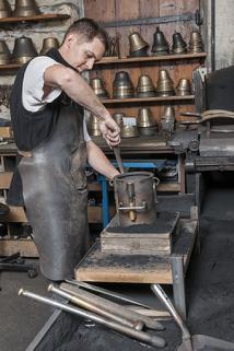 Moulage. Pose de la partie supérieure du châssis. © Région Bourgogne-Franche-Comté, Inventaire du patrimoine