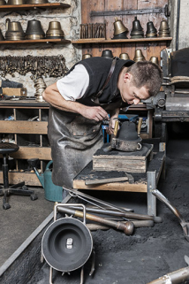 Moulage. Travail de finition à la spatule. © Région Bourgogne-Franche-Comté, Inventaire du patrimoine