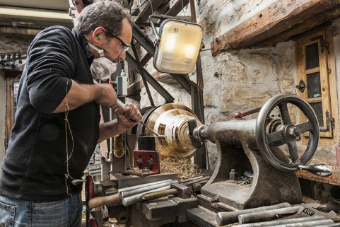 Tournage d'une cloche (3). © Région Bourgogne-Franche-Comté, Inventaire du patrimoine