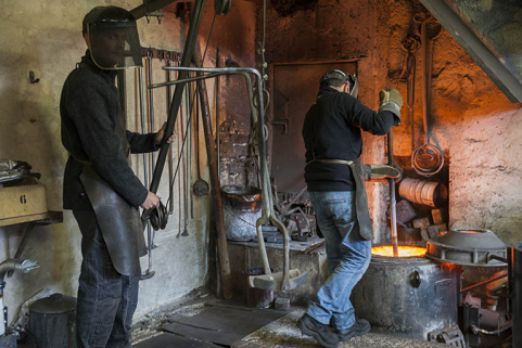 Préparation de la potence pour lever la poche de bronze en fusion (creuset). © Région Bourgogne-Franche-Comté, Inventaire du patrimoine
