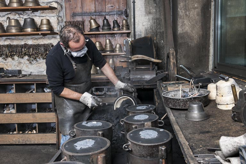 Démoulage. Extraction de la cloche (3). © Région Bourgogne-Franche-Comté, Inventaire du patrimoine